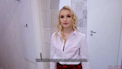 कलेजकी युवतीले आफ्नै प्रेमीलाई साथीसँग ठगिन् POV र उनको योनी भित्र सह!